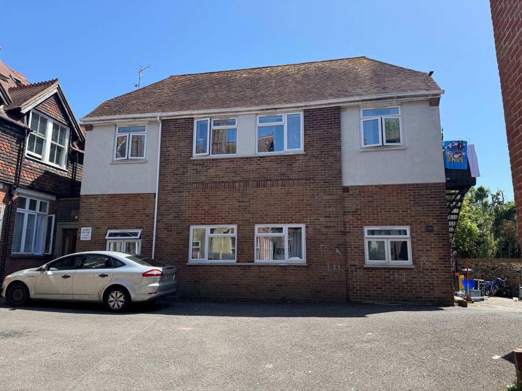Lot: 113 - SIX FLATS FOR INVESTMENT - Elizabeth House